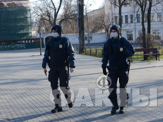 Меньше половины украинцев имеют достаточный запас масок: результаты опроса