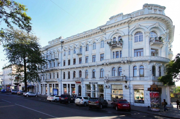 В центре Одессы к памятнику архитектуры с самым длинным балконом пристроили металлопластиковый «сарай». Фото