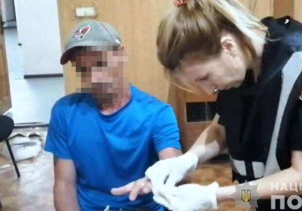 Оскорблял пятилетнего ребенка: одессит убил соседа ножницами