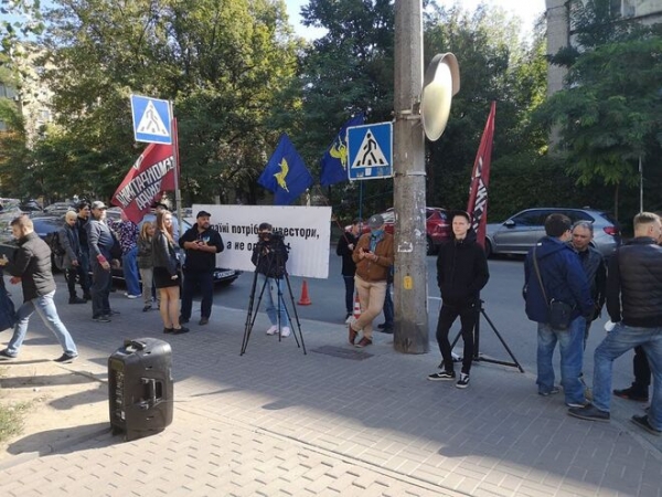 
"Коломойский, руки прочь": в Киеве собралась акция в поддержку канадского инвестора

