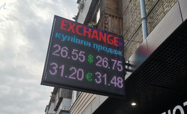 
Спекулянты настраивают рынок на дорогую валюту. Каким будет курс доллара в среду, 15 сентября

