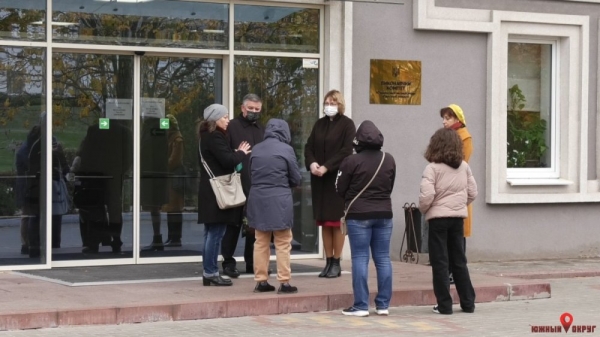 Непривитые учителя из Южного требуют разрешить им работать хотя бы на удалёнке