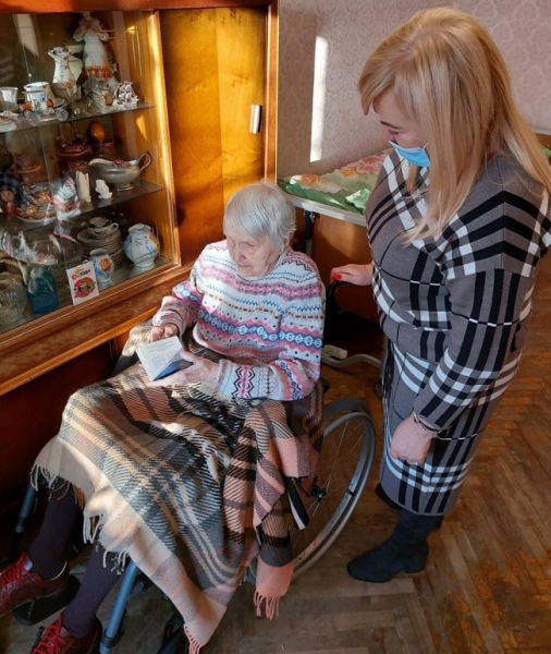 104-летняя одесситка впервые получила загранпаспорт