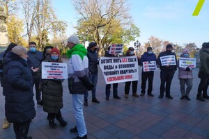 Под Одесским горсоветом протестуют люди, у которых нет света, воды и отопления