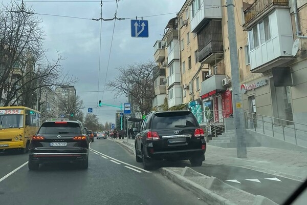 Штрафы не напугали: свежая фотоподборка наглых водителей в Одессе