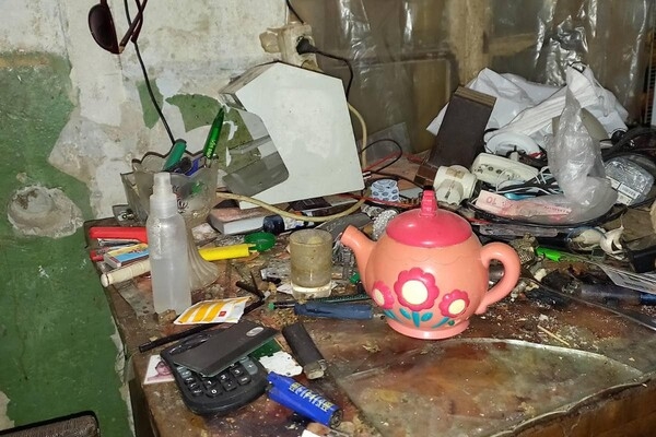 В Одессе двое маленьких детей жили в квартире-свалке