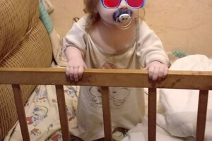 В Одессе двое маленьких детей жили в квартире-свалке