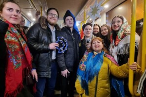 Сотни огней и колядки: как прошел парад рождественского транспорта в Одессе