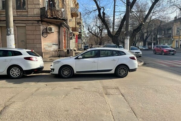 Недоучились: свежая фотоподборка плохой парковки в Одессе