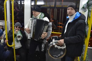 Сотни огней и колядки: как прошел парад рождественского транспорта в Одессе
