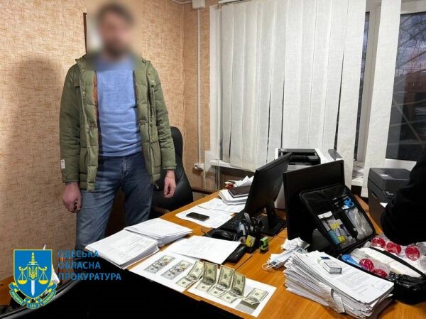 Одесса: госисполнитель вымогал 500 долларов у неплательщика алиментов