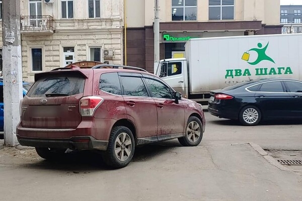 Недоучились: свежая фотоподборка плохой парковки в Одессе