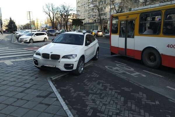 Недоучились: свежая фотоподборка плохой парковки в Одессе