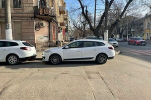 Недоучились: свежая фотоподборка плохой парковки в Одессе