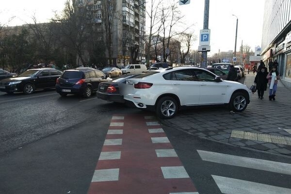 Недоучились: свежая фотоподборка плохой парковки в Одессе