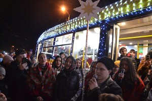 Сотни огней и колядки: как прошел парад рождественского транспорта в Одессе