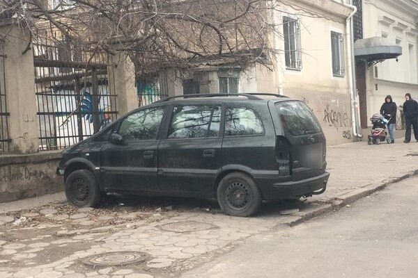 Недоучились: свежая фотоподборка плохой парковки в Одессе