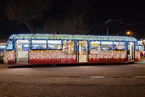 Сотни огней и колядки: как прошел парад рождественского транспорта в Одессе