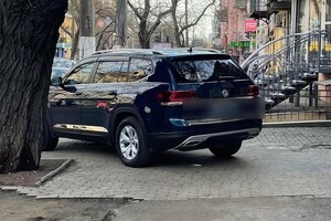 Недоучились: свежая фотоподборка плохой парковки в Одессе