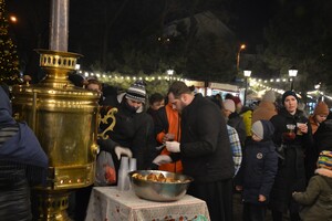 Сотни огней и колядки: как прошел парад рождественского транспорта в Одессе