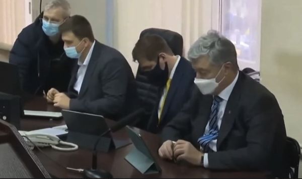 У Печерському суді повинно розпочатися засідання у справі Порошенка: експрезидент уже у залі (фото, відео)