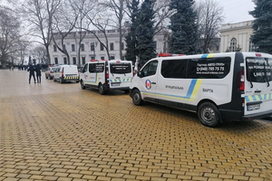 Высокие тарифы и застройка: под одесской мэрией проходят сразу три митинга