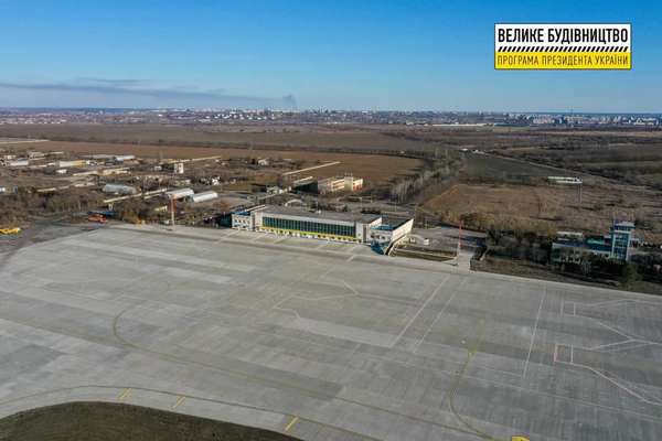 «Велике будівництво» завершує реконструкцію злітно-посадкової смуги міжнародного аеропорту «Херсон»