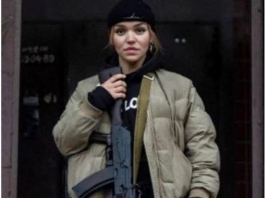 Коли почали бомбити Київ, одразу пішла у військкомат: концертний гример MONATIK розповіла, як вступила до тероборони