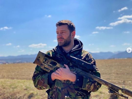 Пістолет для справжнього мачо важливіший за презерватив: Dan Balan приміряв камуфляж, а Богдан Юсипчук освоїв зброю