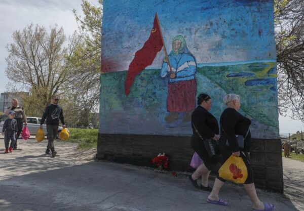 &laquo;Лучше бы я знаменитой не была&raquo;. Как украинка с советским флагом стала культурным феноменом в России и что она об этом думает