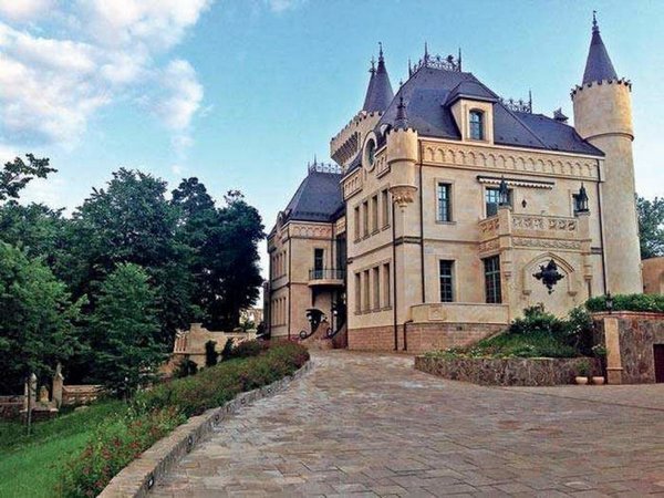 У Пугачової та Галкіна хочуть відібрати їхній родовий замок