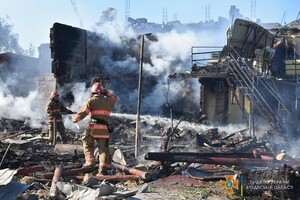 Спасатели показали, как тушили пожары после ракетного удара по Затоке: пострадал один человек