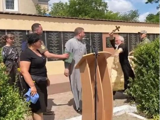 На Вінниччині представник Московського патріархату на похороні українського Героя напав на священика ПЦУ (відео)