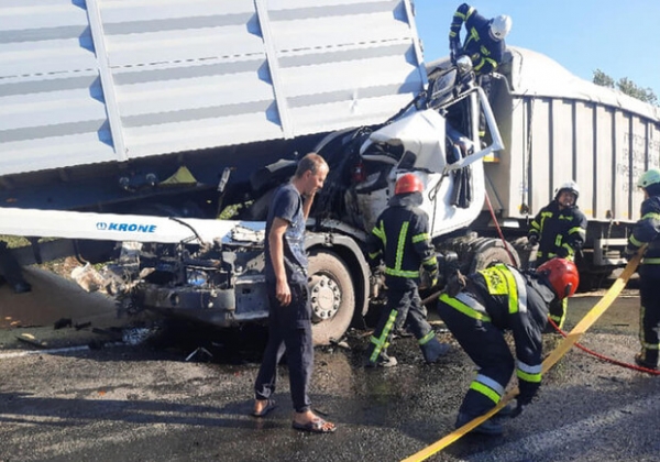 Деблокировали пострадавшего в ДТП водителя и вытащили фуру с бездорожья: как прошли сутки у одесских спасателей