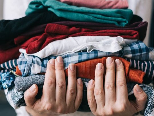 Благодійність чи самошкідництво: чому не можна віддавати старий одяг та взуття навіть нужденним