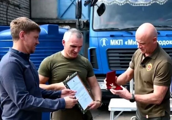 Геннадий Труханов наградил мэра Николаева Александра Сенкевича за оборону Одессы