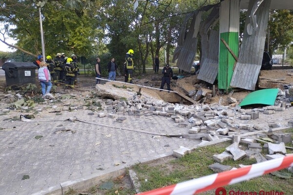 В Одессе на заправке произошел взрыв: под завалами ищут человека