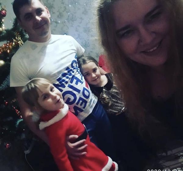 «На будинок росіяни скинули авіабомбу, а потім прицільно добивали його з танка»: в Ізюмі під завалами загинула родина з 8 людей