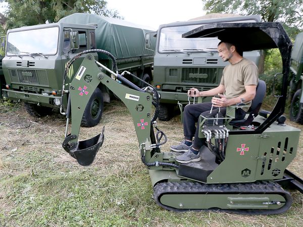 Президент львівського ФК «Рух» Григорій Козловський передав ЗСУ 6 вантажівок