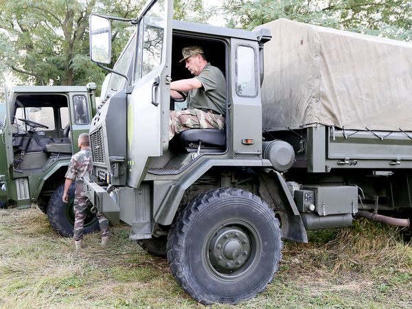 Президент львівського ФК «Рух» Григорій Козловський передав ЗСУ 6 вантажівок