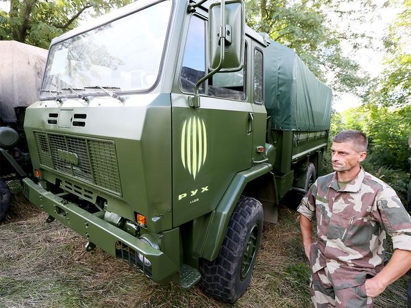 Президент львівського ФК «Рух» Григорій Козловський передав ЗСУ 6 вантажівок
