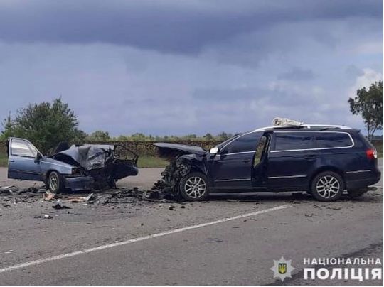 Водій загинув на&nbsp;місці, а&nbsp;пасажирку травмовано: під Миколаєвом на&nbsp;трасі не&nbsp;розминулися два автомобілі