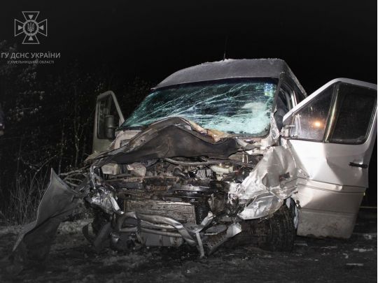 Намагалися втекти від війни: у ДТП на Хмельниччині загинуло подружжя з Харкова, їхня дитина постраждала