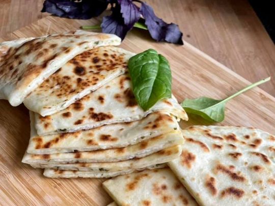 Палянички на кефірі з начинкою: чудовий варіант для ситного сніданку