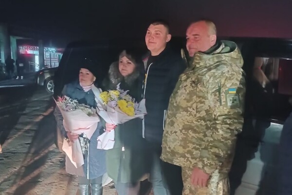 В Одесскую область вернулись трое освобожденных из плена защитников острова Змеиный