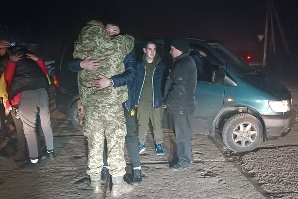 В Одесскую область вернулись трое освобожденных из плена защитников острова Змеиный