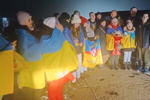 В Одесскую область вернулись трое освобожденных из плена защитников острова Змеиный