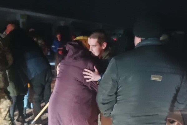В Одесскую область вернулись трое освобожденных из плена защитников острова Змеиный