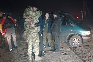 В Одесскую область вернулись трое освобожденных из плена защитников острова Змеиный