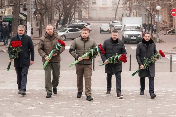 Цепь несокрушимых и возложение цветов: как в Одессе отмечают День Соборности Украины